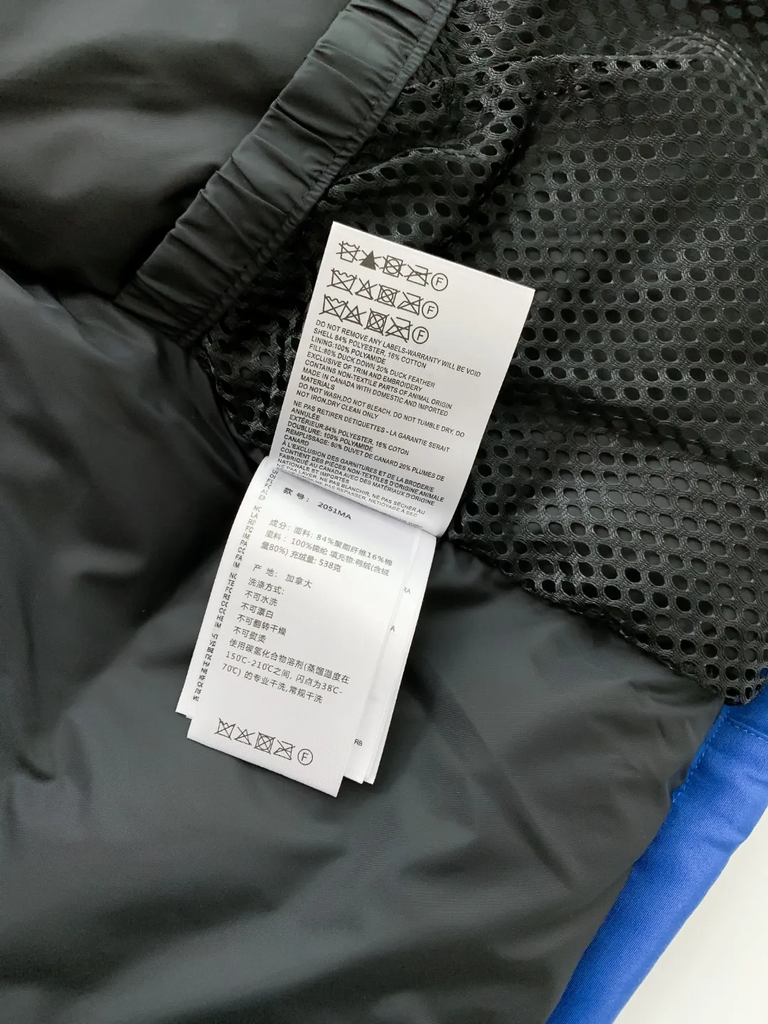 P780 Fake model pictures were taken at home. Colleagues please do not pass them off as stolen pictures! Style number: Y60-🇨🇦CANADA GOOES 24 new styles 08 styles/couple styles Factory direct supply: supplying global purchasing agents, micro-businesses, entities, Tmall, high-end stalls and studio cooperation, free shipping! Canada Goose Expedition Parka 2008 is the same style for men and women. It is mid-length and the most timeless classic. All Arctic and Antarctic scientific expedition teams choose Canada Goose as their cold-proof equipment. It is the Rolls-Royce of down jackets. ➖ Industry-leading anti-counterfeiting chip sensing. ➖ Imported Behringer embroidery machines and customized embroidery labels, the highest level and industry leading. ➖ Imported Korean 21-count polyester-cotton blended original fabric, TC85 waterproof coated fabric, water-repellent, windproof and wear-resistant. ➖ The new national standard 80 white duck down is filled with an average of 520 grams of down. The amount of down filled is industry-leading. ➖ 100% nylon lining with double double-layer sealing design to prevent velvet running, and seamless thread design on the cuffs! ➖ Western Canadian Green Wolf Collar. ➖ Yoshida YKK provides original factory-customized electroplated sliders. YKK two-way lockable zippers are tight and smooth and do not peel off paint. ➖ 3M composite Velcro is durable and the accessories and hardware are all custom-made. Note: Our copywriting is only simple and clear. Instead of bragging about the copywriting, it is better to compare and understand with samples. Only for the purest goose, the most dedicated, the most professional, the highest quality, the highest cost performance! Color: white red blue gray camouflage navy black SIZE:XS-XXL
